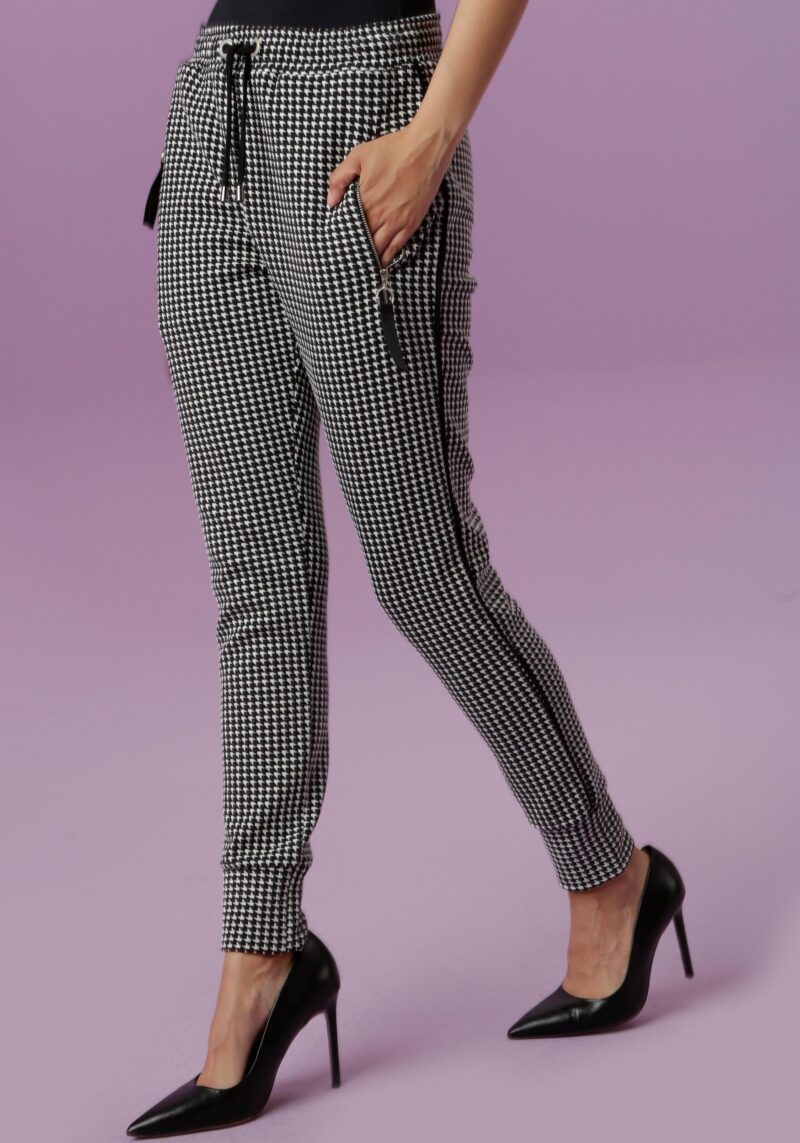 Pull-on trousers in a trendy houndstooth pattern and piping along the side seams