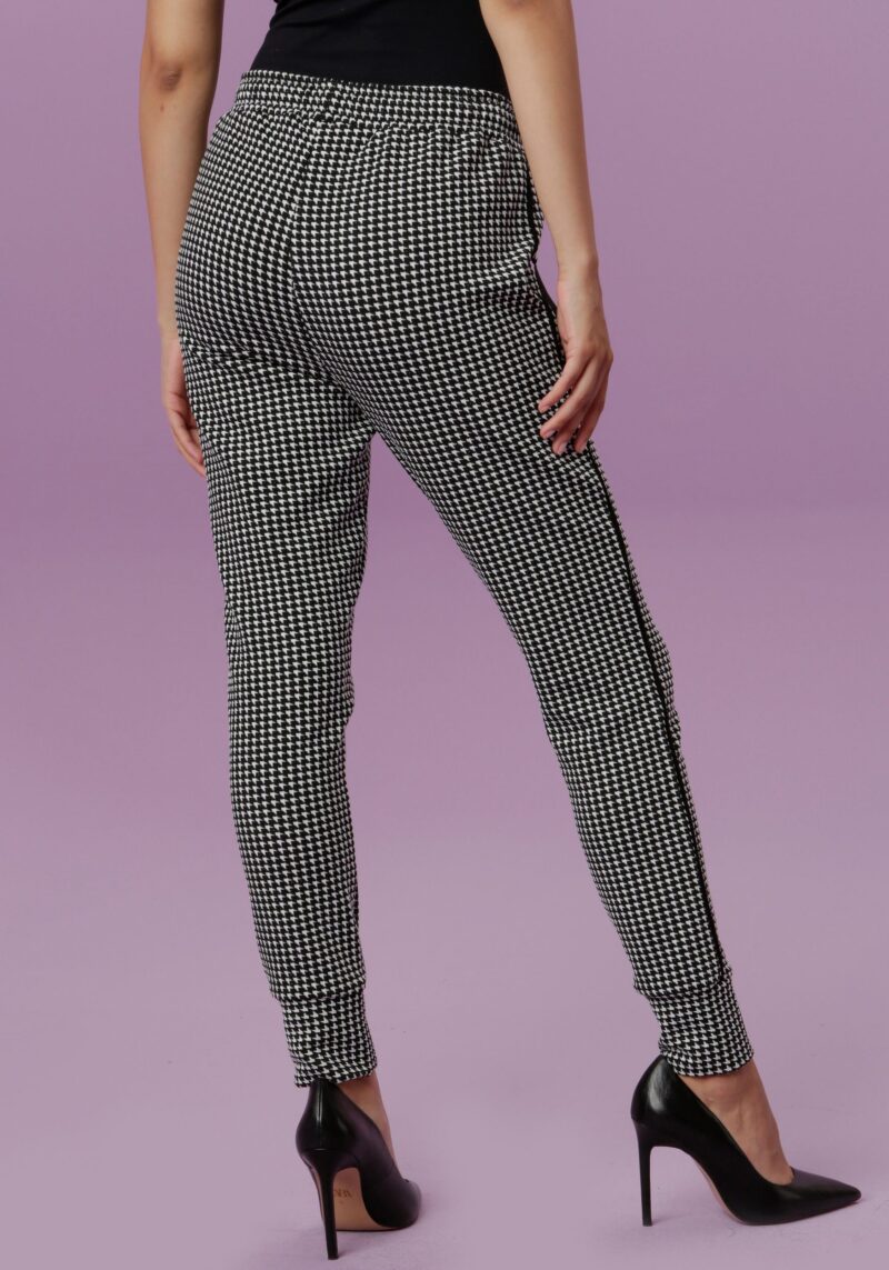 Pull-on trousers in a trendy houndstooth pattern and piping along the side seams - Image 2