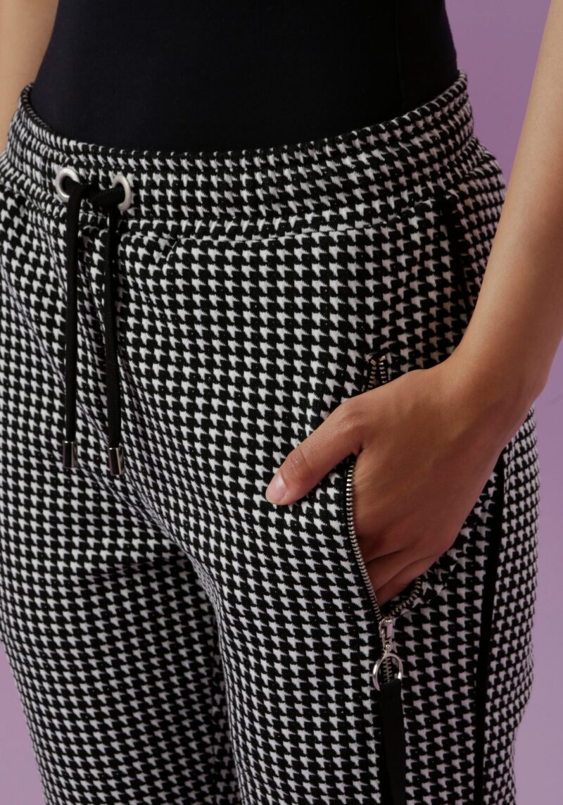 Pull-on trousers in a trendy houndstooth pattern and piping along the side seams - Image 3