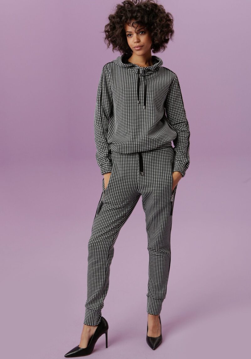 Pull-on trousers in a trendy houndstooth pattern and piping along the side seams - Image 4