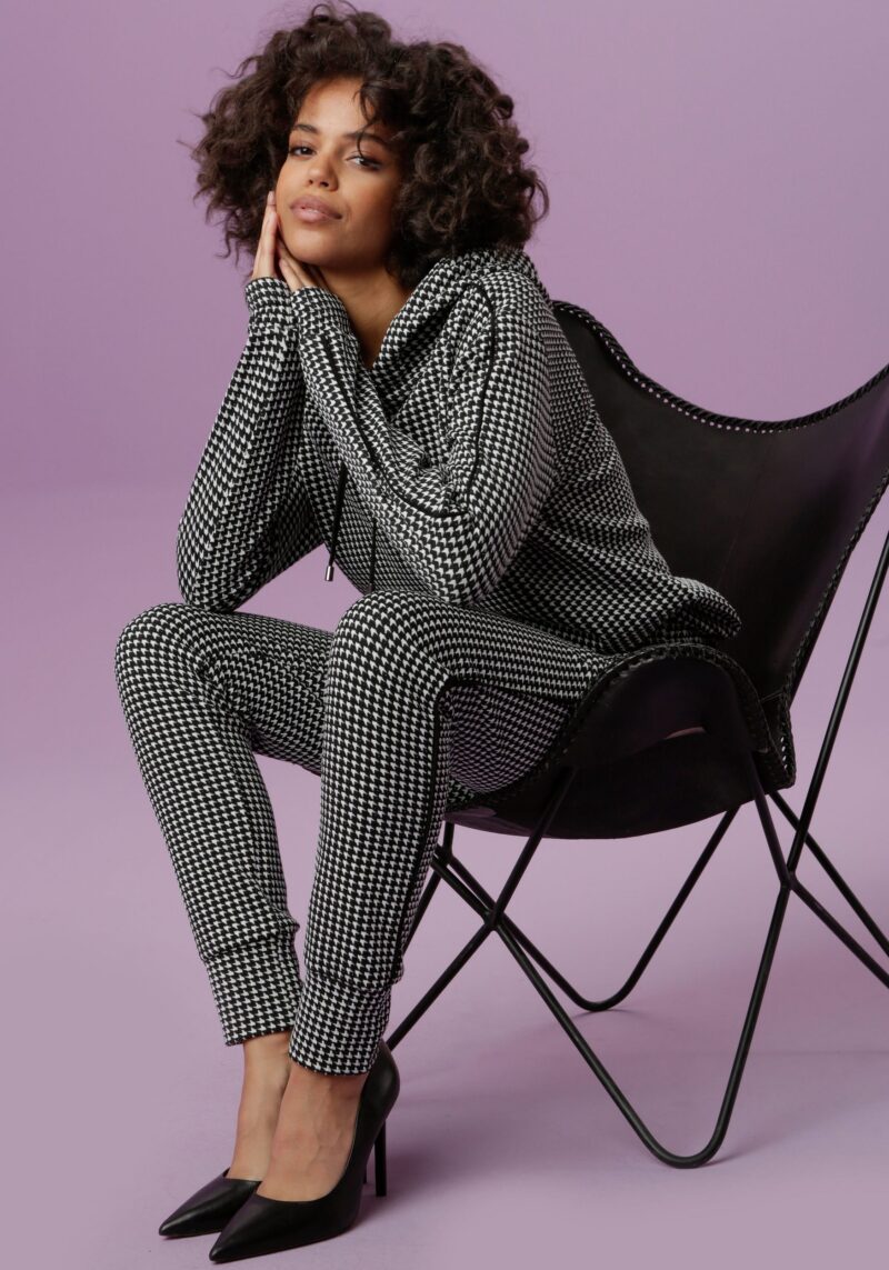 Pull-on trousers in a trendy houndstooth pattern and piping along the side seams - Image 6