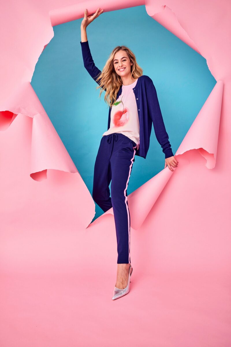 Pull-on trousers with pink tape on the side seams - Image 8